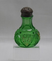 #1255 Pineapple and Fan, Salt Shaker, Emerald, 1898-1902