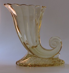 #1428 Warwick Vase, 7 in. Sahara, 1933-1937